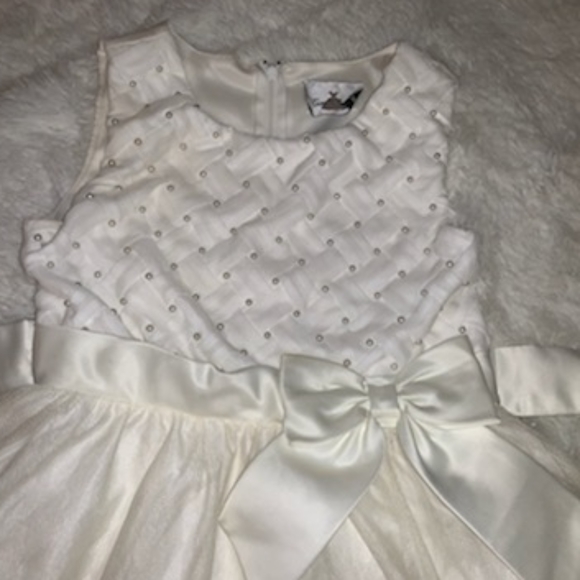 Girls sz 12 off-white dress w/ pearl accent - Picture 8 of 8